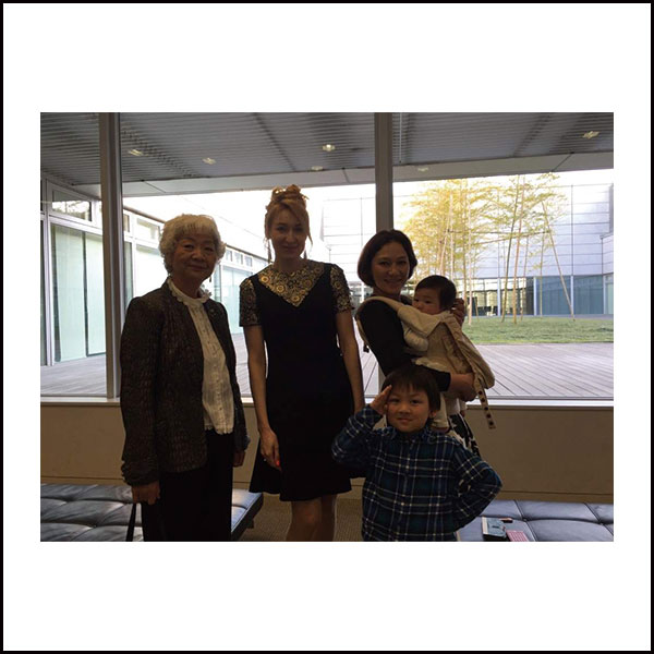 白日会会長中山忠彦と伊藤清永先生のご子息と一緒の様子