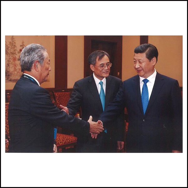 中国共産党中央委員会総書記、中国共産党中央軍事委員会主席、中華人民共和国主席、中華人民共和国中央軍事委員会主席である習近平様と出井伸之様がお会いした時の写真です